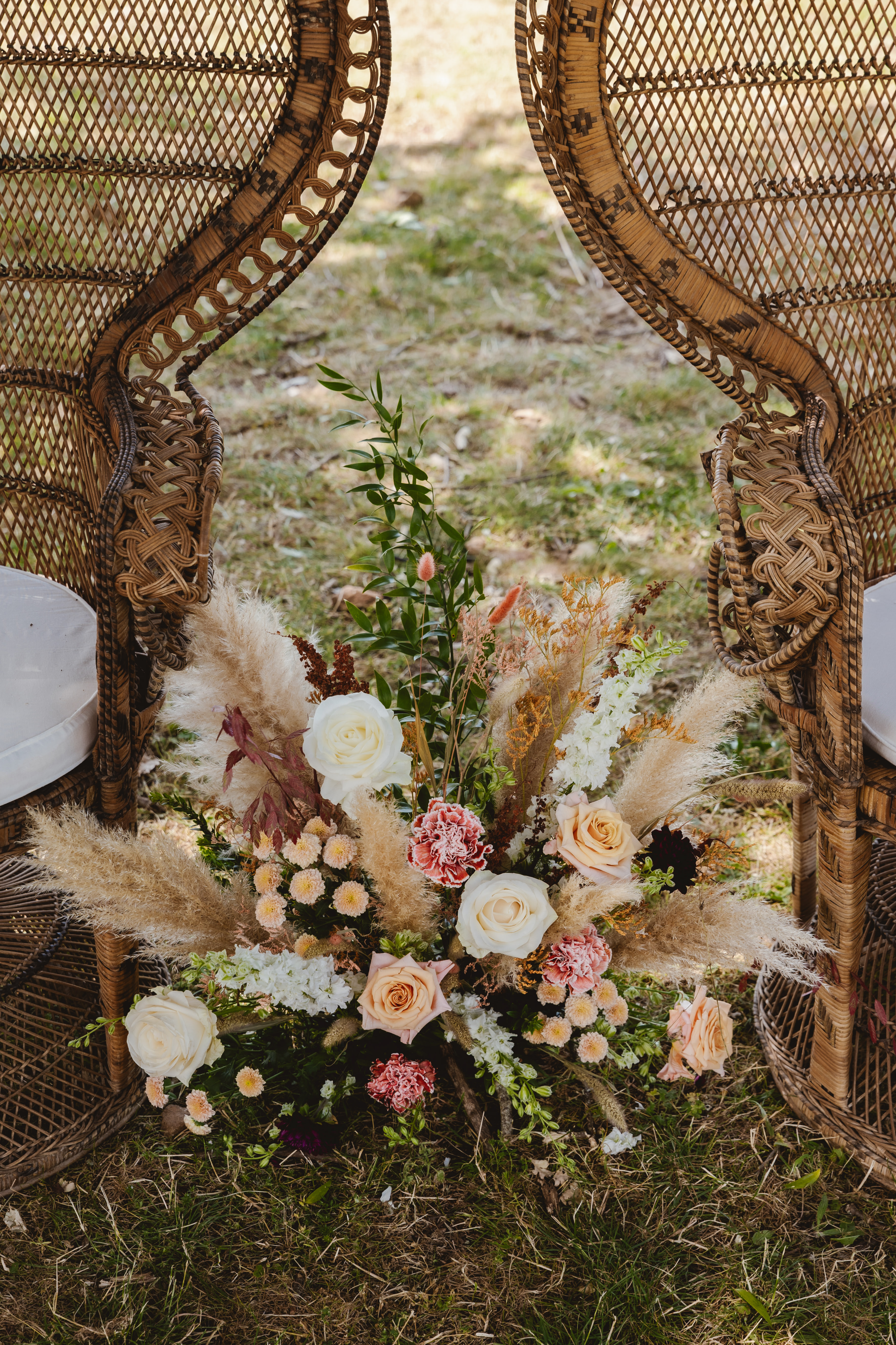 Mariage boho — couple en extérieur
